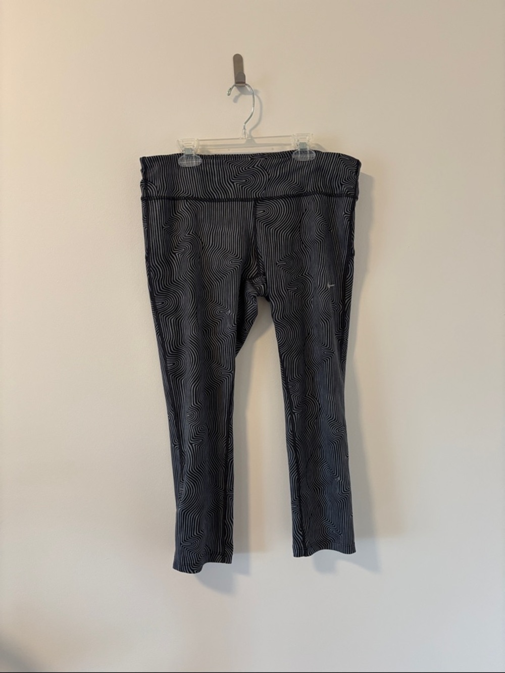 Nike Women's Black & Grey Patterned Leggings 3/4 Size L
